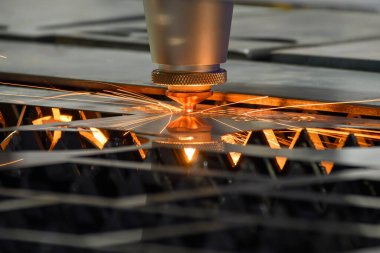 Fiber lazer kesme makinesi parlak ışıkla metal plakayı kesti. Lazer kesme makinesinin yüksek teknoloji metal üretim süreci.. 