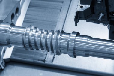 CNC torna makinesinin kanalı açık mavi sahnede metal top vida şaft parçalarını kesiyor. CNC dönüşüm makinesinin yüksek teknolojili metal işlemesi .