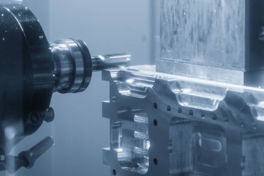 Yatay CNC değirmen makinesi açık mavi sahnede alüminyum otomotiv parçalarını düz düz burun değirmeni ile kesiyor. CNC değirmen makinesinin otomotiv parçaları üretim süreci.