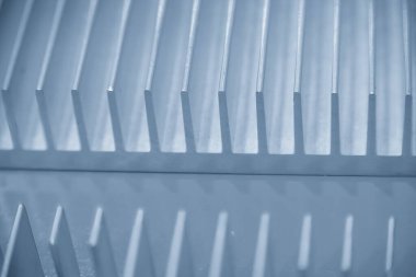 Alüminyum ısı açık mavi sahnede parçalara ayrılır. Profil çıkarma üretim konseptini kapat. 