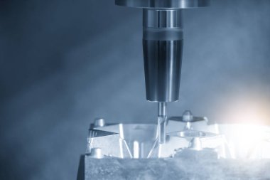 CNC değirmen makinesi açık mavi sahnede sert top burun değirmeni ile küf parçalarını kesti. Makine merkezi tarafından yüksek hassasiyetli küf üretim süreci.