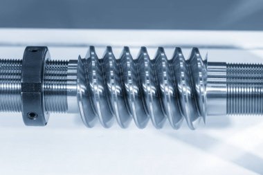 Açık mavi sahnedeki yüksek hassasiyetli şaft parçalarını kapatın. Otomotiv bölümü üretim konseptinin soyut sahnesi.