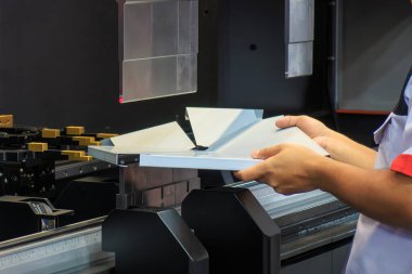 Bükme makinesi operatörünü kapatın metal levha parçalarını tutun. Yetenek operatörünün kullandığı levha metal çalışması.