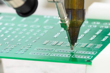 PCB paneli ile otomatik lehimleme makinesi. Robotik sistem tarafından yüksek teknoloji elektronik endüstrisi montaj süreci.