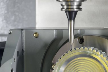 5 eksenli CNC değirmen makinesi dişli kısmını sert top burun değirmeni aletleriyle kesiyor. Yüksek teknolojili otomotiv parçası üretim süreci çok eksenli CNC değirmenciliği.