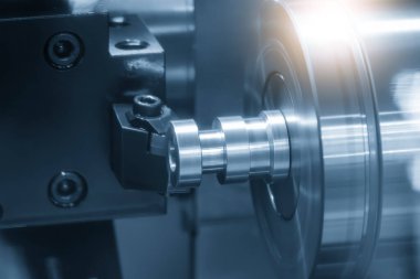 CNC torna makinesi, açık mavi sahnedeki kamera şaftı parçalarını kesiyor. CNC dönüşüm makinesinin yüksek teknolojili metal işlemesi .