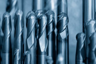 Yakın çekim sahnesi. Açık mavi sahnede kullanılan bir grup keskin burun değirmeni. Makine merkezi için yıpranmış top burun değirmeni kesici..