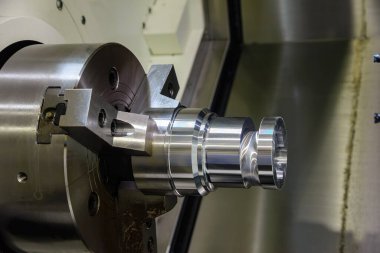 CNC torna makinesi, kameranın parçalarını kesiyor. CNC dönüşüm makinesinin yüksek teknolojili metal işlemesi .