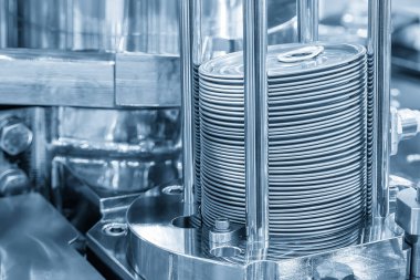 Sahneyi kapat, alüminyum yığını açık mavi sahnede kapak olabilir. Konserve gıda ambalajı üretim kavramları..