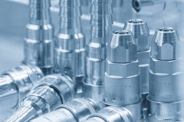 Sahneyi kapatın. Açık mavi sahnede hızlı çıkış bağlantıları kurun. Soğutma borusu birleştirme kavramları. 