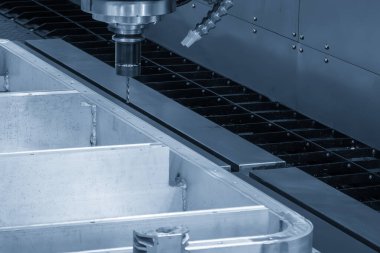 Açık mavi sahnede sondaj aracıyla alüminyum batarya çerçeve parçalarında CNC değirmen tıklatma işlemi. Elektrikli araç parçaları üretim süreci makine merkezi tarafından.