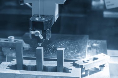 Açık mavi sahnede süper sondaj makinesi operasyonu. Süper sondaj EDM tarafından yapılan küçük delik delme işlemi.