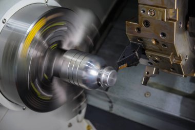 CNC torna makinesinin metal şaft parçalarını kestiği sahneyi kapatın. CNC dönüşüm makinesi tarafından çalışan yüksek teknolojili metal işleme .