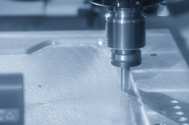 CNC değirmen makinesi açık mavi sahnede alüminyum konut parçalarını düz burun değirmeni ile kesti. Makine merkezi tarafından yüksek hassasiyetli parça üretim süreci.