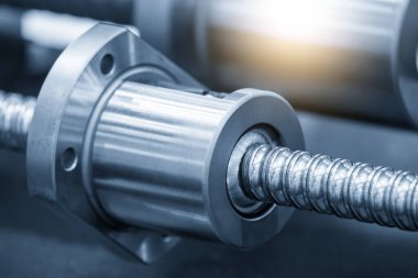 Kapanış sahnesinde grup yedek parçaları açık mavi sahnede kurşun top vidaları kuruyor. Yüksek duyarlı CNC makine parçası üretim konsepti.