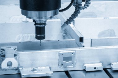 Açık mavi sahnede sondaj aracıyla alüminyum batarya çerçeve parçalarında sondaj makinesi deliği. Elektrikli araç parçaları üretim süreci makine merkezi tarafından.