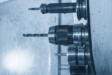 Açık mavi sahnede makine merkezinin alet şarjöründeki delik aleti. CNC değirmen makinesindeki otomatik geçiş ücreti, ATC işletim konsepti.
