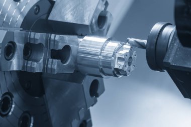 CNC torna makinesi metal şaft parçaları üzerinde düz burun değirmeni aracı ile değirmen işlemi. CNC dönüşüm makinesiyle çalışan yüksek teknoloji metali.