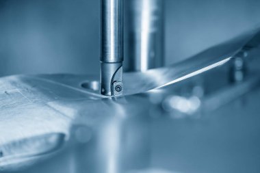 CNC değirmen makinesi açık mavi sahnede indekslenebilir araçlarla küf parçalarını kaba bir şekilde kesiyor. Kalıplar ve ölüm üretim süreci, son değirmen araçları ile makine merkezi tarafından.