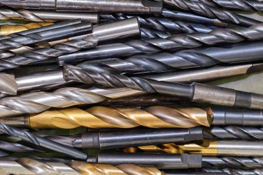 Matkap kutusundaki matkap araçlarının yakın çekim grubu. Makine merkezi için delik kesme aracı.