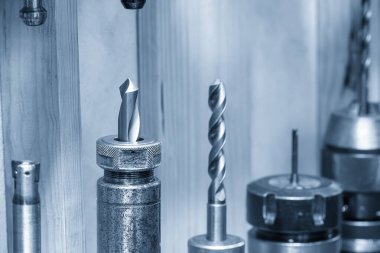 Yakın çekim sahnesi ortadaki matkap aracı açık mavi sahnede ayarlandı. Makine merkezi için kesme aracı.