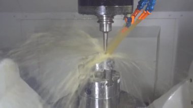 CNC değirmen makinesi yağ soğutma metoduyla küf parçalarını sert top ucu değirmeni aletleriyle kesiyor. Makine merkezi tarafından yüksek hassasiyetli küf üretim süreci.