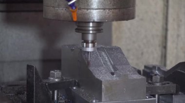 Ağır çekim sahnesi CNC değirmen makinası küf parçalarını sert top burun değirmeni aletleriyle kesiyor. Makine merkezi tarafından yüksek hassasiyetli küf üretim süreci.