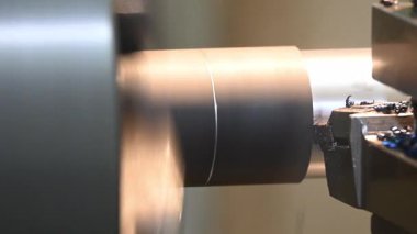 Kapanış sahnesi torna makinesi metal şaft parçalarını kaba kesmiş. Makineyi döndürerek metal işleme süreci.