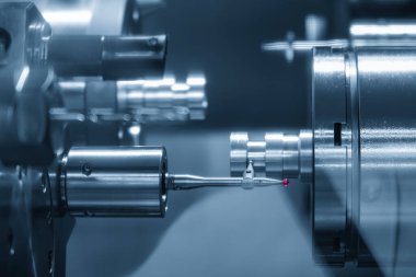 Modüler dokunmatik sonda açık mavi sahnede CNC torna makinesindeki kamera şaftı parçalarını kontrol ediyor. Parçaları CMM sondasıyla döndürmenin kalite kontrolü.