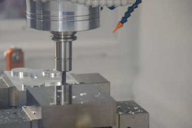 CNC değirmen makinesi alüminyum parçaları düz burun değirmeni ile kesti. Makine merkezi tarafından yüksek hassasiyetli parça üretim süreci.