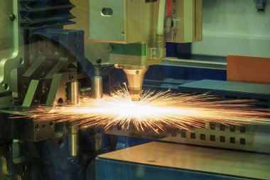 Sahneyi kapatın, fiber lazer kesme makinesi CNC programının metal plaka kontrolünü kesti. Lazer kesme makinesiyle yüksek teknoloji metal üretim süreci. 