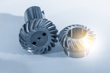 Açık mavi sahnedeki vites teçhizatını kapat. Otomotiv iletim sisteminin parçalarının soyut görüntüsü.