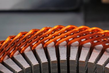 Sahneyi kapatın, bar yarası elektrikli araba motoru için stator parçaları. Elektrikli motor parçaları üretim süreci.