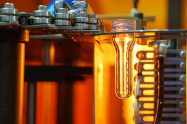 Küf makinesiyle içme suyu üretme işlemi. Sahneyi kapatın. Plastik şişe taşıyıcı bandın üzerinde önceden biçimlenmiş.. 