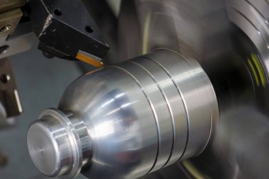 CNC torna makinesinin küf parçalarını kestiği sahneyi kapatın. CNC dönüşüm makinesi tarafından çalışan yüksek teknolojili metal işleme .