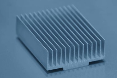 Alüminyum ısı mavi tonda parçalara ayrılır. Profil çıkarma üretim konseptini kapat. 