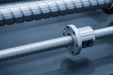 Kapanış sahnesinde grup yedek parçaları açık mavi sahnede kurşun top vidaları kuruyor. Yüksek duyarlı CNC makine parçası üretim konsepti.