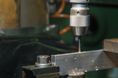 Tıklatma işlemi NC değirmen makinesindeki metal plaka. Değirmen makinesindeki yüksek hassasiyetli parça üretimi.