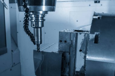 5 eksenli CNC değirmen makinesi küf kısmını düz burun değirmeni ile mavi tonda kesiyor. Çok eksenli CNC değirmen makinesinin yüksek teknoloji parçası üretim süreci.