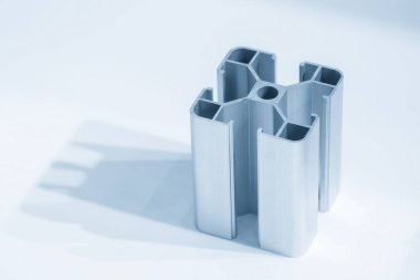 Sahneyi kapatın. Mavi tonda alüminyum profil çıkarma üretim konsepti. Alüminyum profil çıkarma metodundan yapılmış inşaat malzemesi.