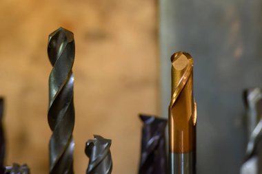 Yakın çekim sahnesi. Kullanılmış sert top burun değirmeni aletleri. Makine merkezi için stok kesme araçları.