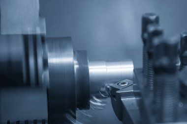 Kapanış sahnesinde torna makinesi mavi ton sahnesindeki metal parçaları kaba bir şekilde kesti. Makineyi döndürerek metal işleme süreci.