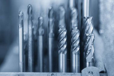 Yakın çekim sahnesi mavi ton sahnesinde kullanılan boğa burnu ya da önkol değirmeni aletleri. Makine merkezi için kesme aracı.