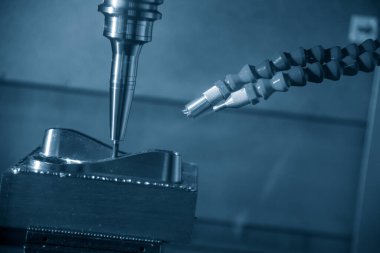 CNC değirmen makinesi açık mavi sahnede sert top burun değirmeni ile küf parçalarını kesti. Makine merkezi tarafından yüksek hassasiyetli küf üretim süreci.