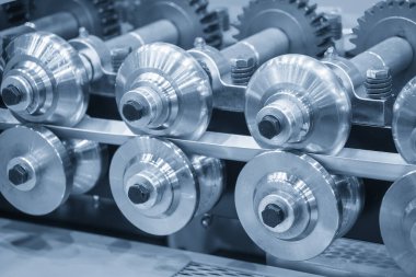 Sahneyi kapatın. Soğuk rulo oluşum süreci mavi tonda. Metal oluşum süreci yuvarlanma yöntemi ile.