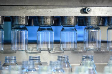 . Geniş tepeli plastik şişe üretimi enjeksiyon üfleme makinesiyle yapılıyor. Yüksek teknoloji plastik şişe seri üretim kavramları.