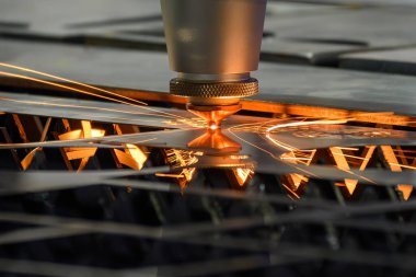 Sahneyi kapatın, fiber lazer kesme makinesi CNC programının metal plaka kontrolünü kesti. Lazer kesme makinesiyle yüksek teknoloji metal üretim süreci. 