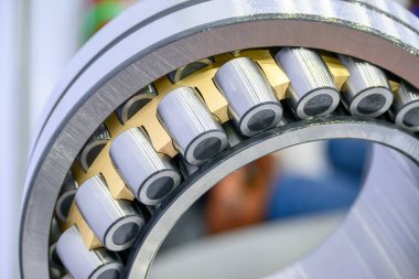 Silindirik yuvarlanan parçaların sahne montajını kapat. Ağır mekanik parça üretim konsepti.