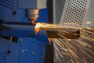 Sahneyi kapatın, fiber lazer kesme makinesi CNC programının paslanmaz çelik tüp kontrolünü kesti. Lazer kesme makinesinin yüksek teknoloji metal üretim süreci.. 