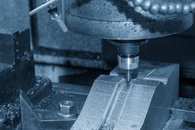 CNC değirmen makinesi küf parçalarını mavi tonda sert bir top burun değirmeni aracıyla kesti. Makine merkezi tarafından yüksek hassasiyetli küf üretim süreci.